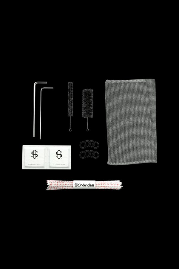 Cannabis cleaning kit including tools, wipes, and a cleaning pad, branded “tündenglass”.